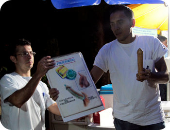 Con la ayuda de asesores culturales, se imparten charlas sobre higiene y salud en lengua gnöbere, su idioma natal.