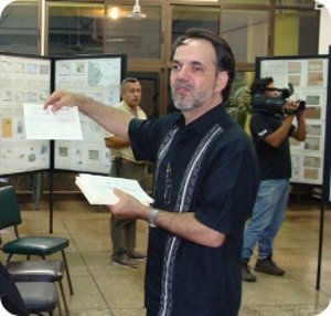 El M.A. Eric Hidalgo, Director de la Escuela de Artes Plásticas asistió a la Exposición Filatélica. Foto: Norma Varela.