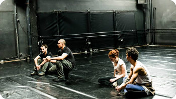  Después de las presentaciones, los grupos coreográficos conversan con los estudiantes en el Teatro.