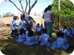 img-noticia-Al finalizar la actividad los participantes recibieron como merienda gelatina multicolor. 