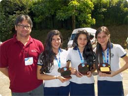 img-noticia-Las estudiantes Andrea, Daniela y Silvia recibieron el premio y expresaron: De verdad vale la pena hacer investigación científica y tecnológica. Daniela Valverde.  He aprendido cosas que sin esto nunca habría podido conocer. Andrea Salazar.  - Ahora sigue la feria de Intel y la idea es mejorar el proyecto para representar a Costa Rica lo mejor posible.  Silvia. 