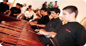 img-noticia-Estudiantes de la Etapa Básica de Música integran el taller de marimbas, que busca el rescate de tradiciones musicales antiguas.