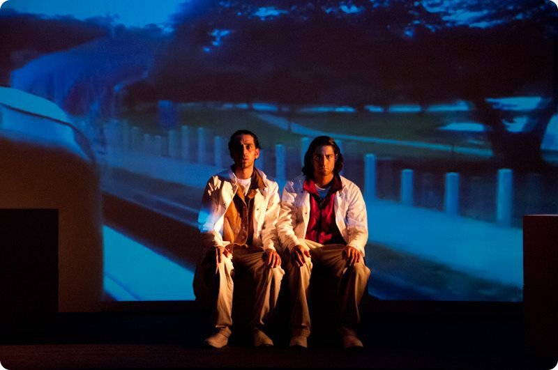 Pablo y Fernando dos actores en escena interpretando al mismo personaje.