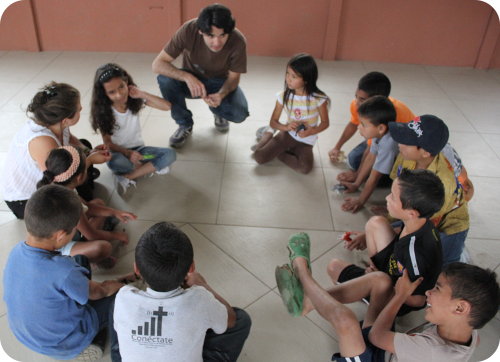 Pequeños integrantes del Taller de Teatro en el Diquis, acompañados por estudiante de Artes Dramáticas.