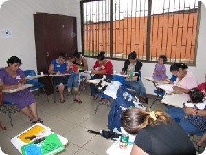 En el proyecto también colaboran estudiantes de la UCR, quienes participan en los talleres junto a las madres.