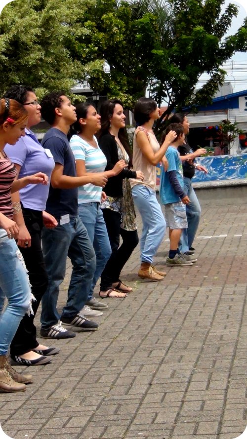 Algunas personas que participaron en los aerobicos bailables