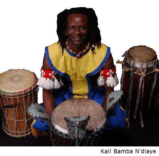 img-noticia-Kalí es un baterista maestro, bailarín, coreógrafo e instructor, proveniente de África occidental aldea de Ndiaganao, Senegal.