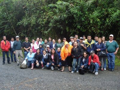 Estudiantes del Programa de Educación Abierta en una gira a la reserva Tapanti durante el 2009. Foto: archivo PEA