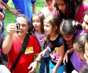 Niñas y niños participan de juegos y talleres que se realizan en la finca de Fraijanes. Foto: Adriana Araya Golchez