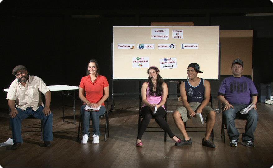 img-noticia-“Todos nos movemos” es una obra teatral que presenta diversas reacciones ante situaciones de emergencia, estará de gira por Guanacaste. Fotografía: Cortesía Teatro Universitario