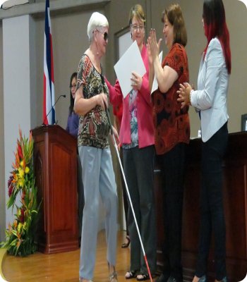 Doña Flora Rodríguez es una persona adulta mayor residente de Alajuela que desde hace nueve años viene a la UCR. Foto: Juan José Rodríguez