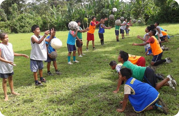 Dentro de las dinámicas estuvieron juegos con paracaídas, de relevos, pre-deportivos, un taller y charlas sobre fútbol con entrenadores de la comunidad. Foto: Cortesía del proyecto