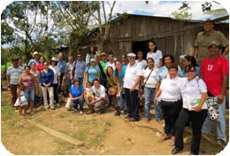 Participantes de la gira pre-Encuentro en el mojón entre Costa Rica y Nicaragua.