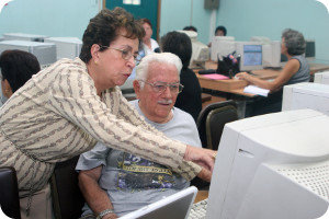 img-noticia-Personas adultas mayores aprenden a utilizar Internet y software de oficina. Foto de archivo: Dennis Castro, Unidad de Diseño.