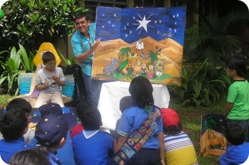 A lo largo de todo el día se desarrollaron diversas actividades. El profesor Carlos Rubio fue el encargado de cautivar a los niños y niñas con sus maravillosas historias. Fotografía: Cortesía Gabriel Coto.