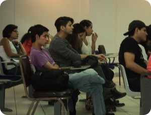 img-noticia-Estudiantes de comunicación presenciaron y participaron con sus comentarios y preguntas en las mini jornadas. Foto: Grettel Rivera