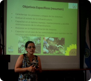 La ingeniera civil, Catalina Vargas, expone los logros de un TCU en diferentes zonas de Cartago.