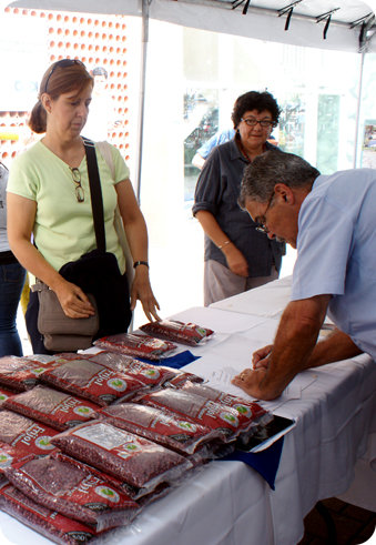 La Facultad de Ciencias Agroalimetarias, Ciencias Sociales, Nutrición y varias unidades académicas han impulsado ferias de comercio justo en el campus UCR