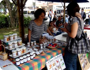 img-noticia-La Semana Ambiental contó con espacio para venta de productos orgánicos y artesanías.