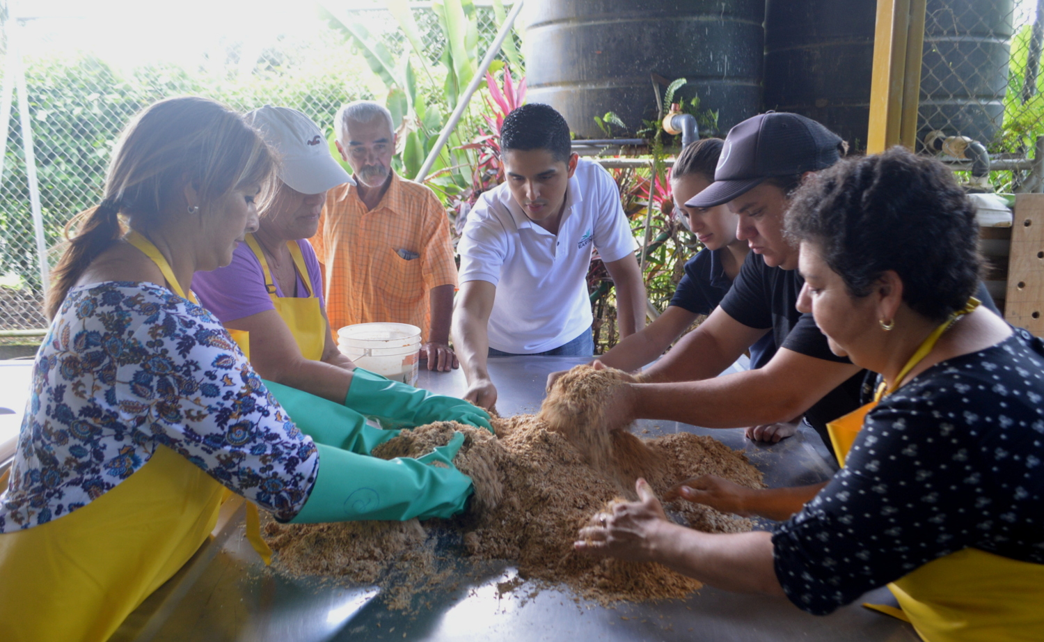 img-noticia-Taller de creación de abono orgánico del Recinto de Guápiles. Fotografía por Mariana Arce. 