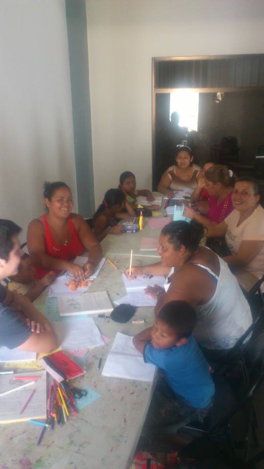 img-noticia-Un grupo de mujeres adultas aprende a leer en Rincón Grande de Pavas, con apoyo de un proyecto de TCU. Foto: María del Carmen Vásquez Castillo.
