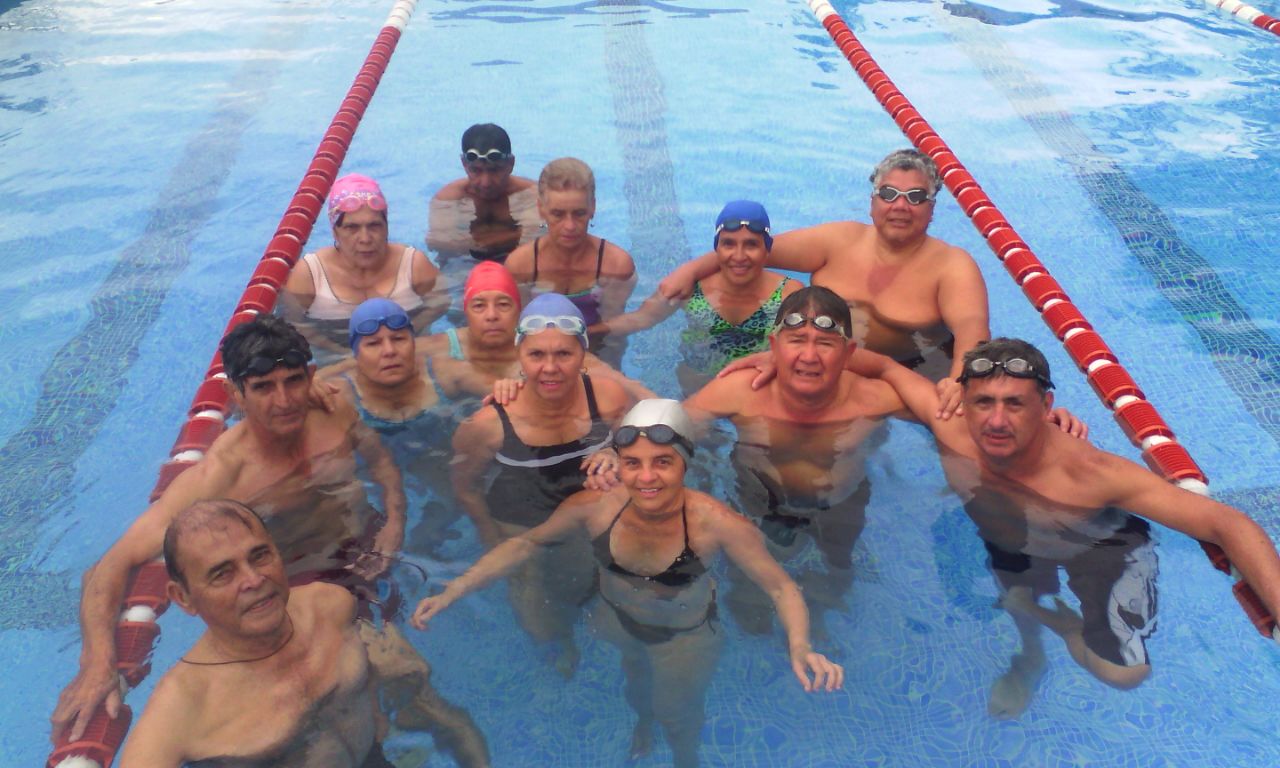 La Natación es uno de los deportes que practican este grupo de personas adultas mayores de Turrialba. Fotografía de Rosibel Orozco.