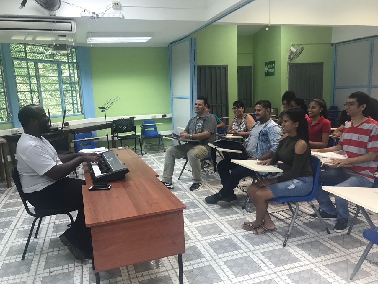 Desde un aula de la Sede del Caribe, quienes integran Limón Coral preparan sus voces para rendir tributo a la provincia. Foto: cortesía del proyecto.