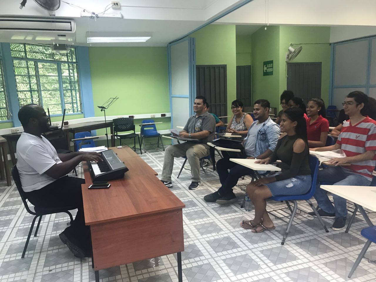 img-noticia-Desde un aula de la Sede del Caribe, quienes integran Limón Coral preparan sus voces para rendir tributo a la provincia. Foto: cortesía del proyecto.