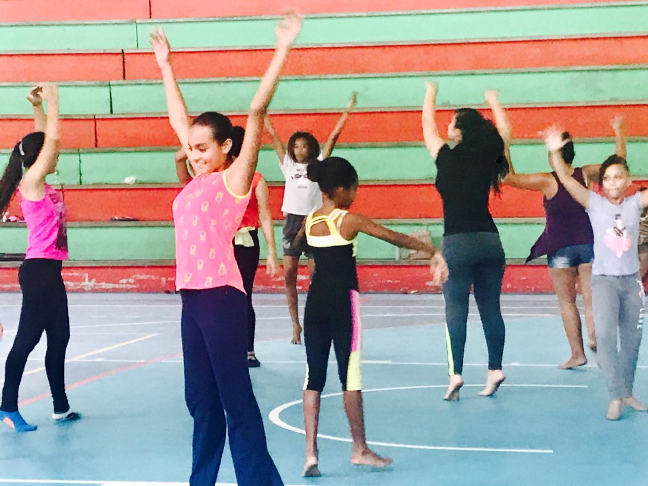img-noticia-Todos los sábados por la mañana, jovenes limonenses aprenden pasos de danza que las vinculan con su cultura regional. Foto: Tatiana Sáenz.