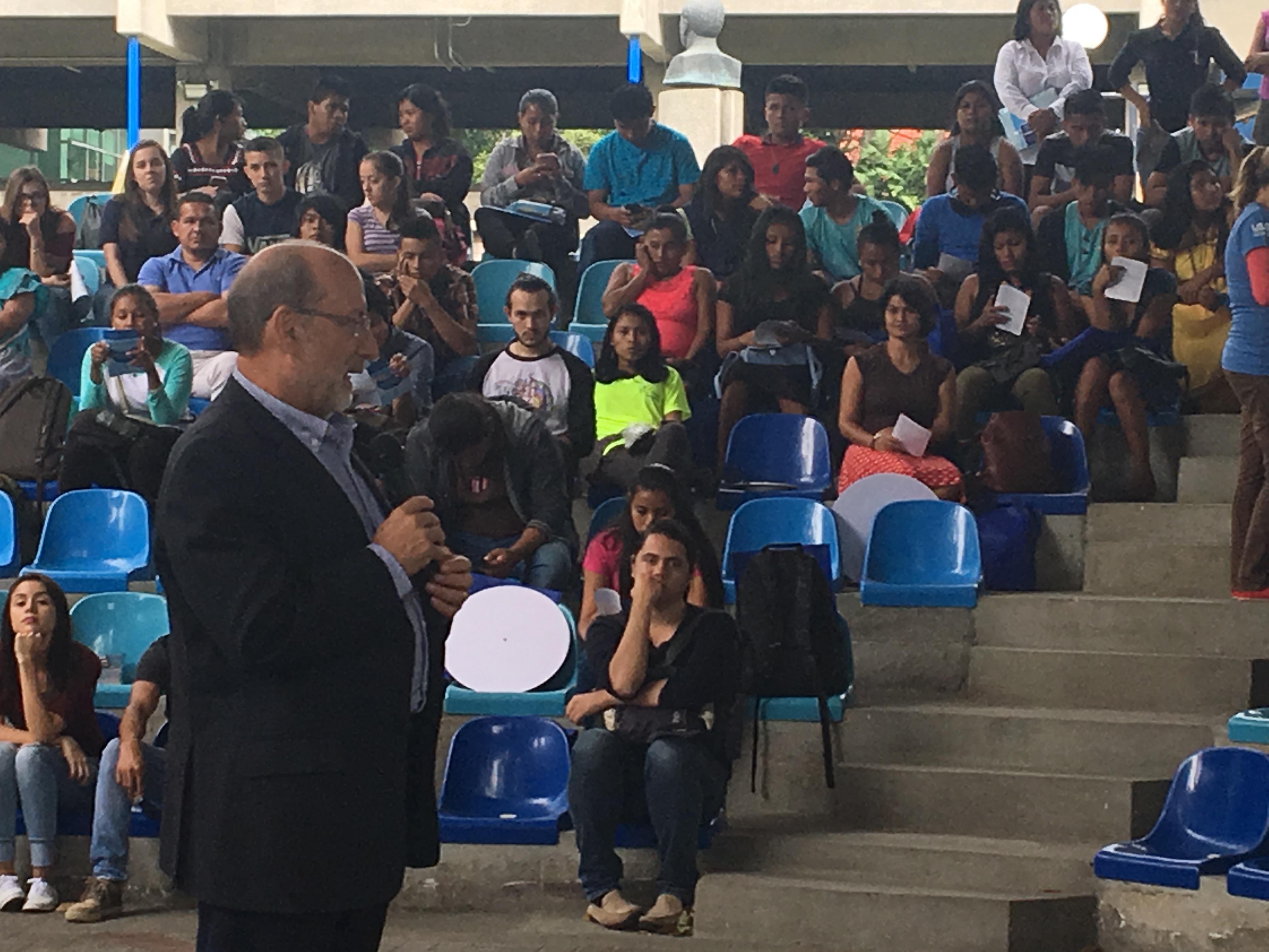 El rector de la Universidad de Costa Rica Dr. Henning Jensen Pennington dió la bienvenida a los más de 140 estudiantes colegiales de los territorios indígenas. Fotografía de: Lillianne Sánchez Angulo.