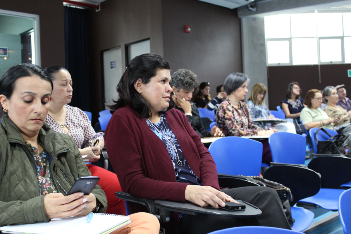 Dos mujeres sentadas en la primera fila de un auditorio