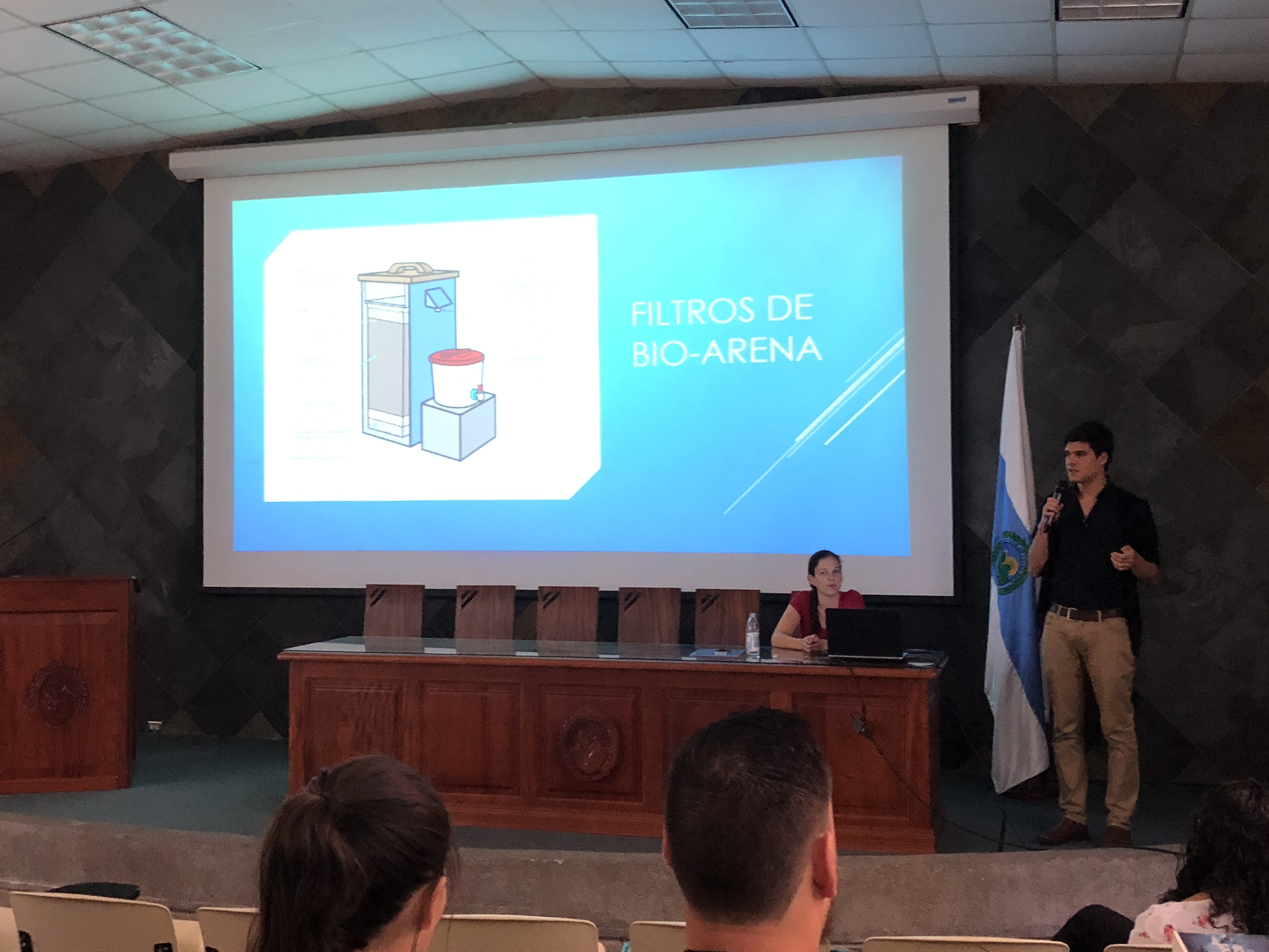 img-noticia-Estudiantes presentan el prototipo del filtro de bioarena construido en la comunidad de Caletas. Foto por: Leonardo Garita Alvarado