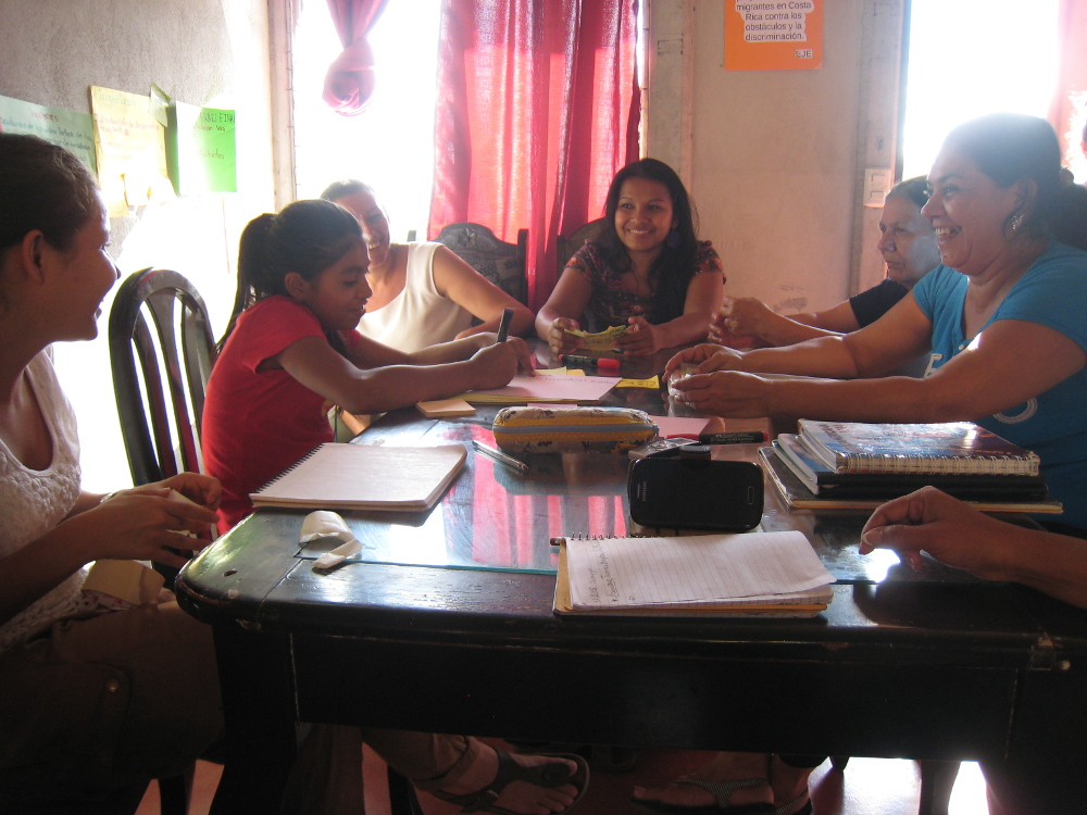 El TCU abordó la reconstrucción de la historia del proyecto de vivienda de la Asociación Madres Maestras en el Cacao, Alajuela desarrollado por mujeres inmigrantes nicaragüenses con apoyo de diferentes organizaciones civiles. Foto: Laura Paniagua Arguedas.