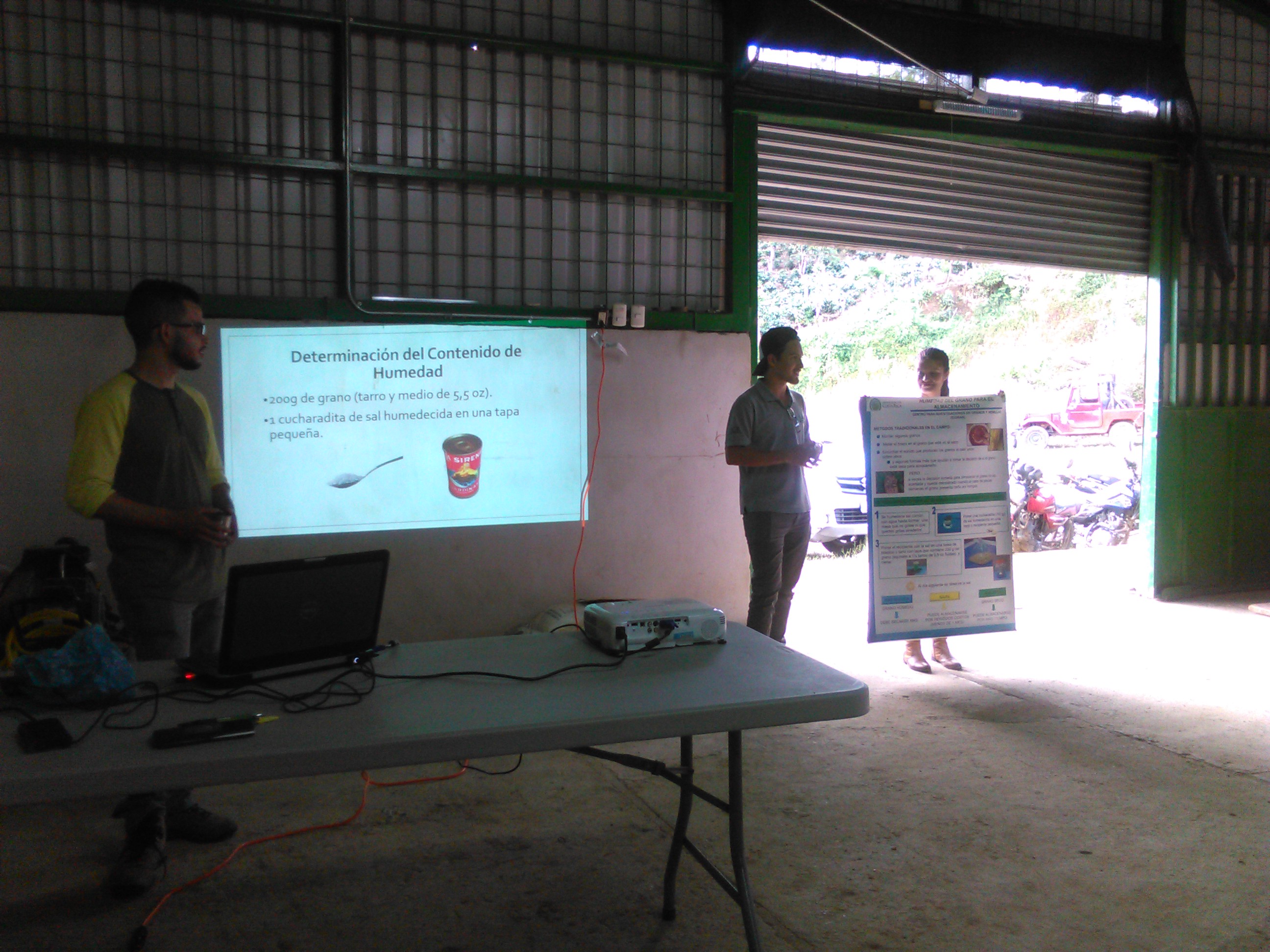 Presentación de opciones caseras para determinar el contenido de humedad de granos (frijol, maíz, arroz) con la medida de una lata de sardina y sal.  Foto: Vania Solano Laclé