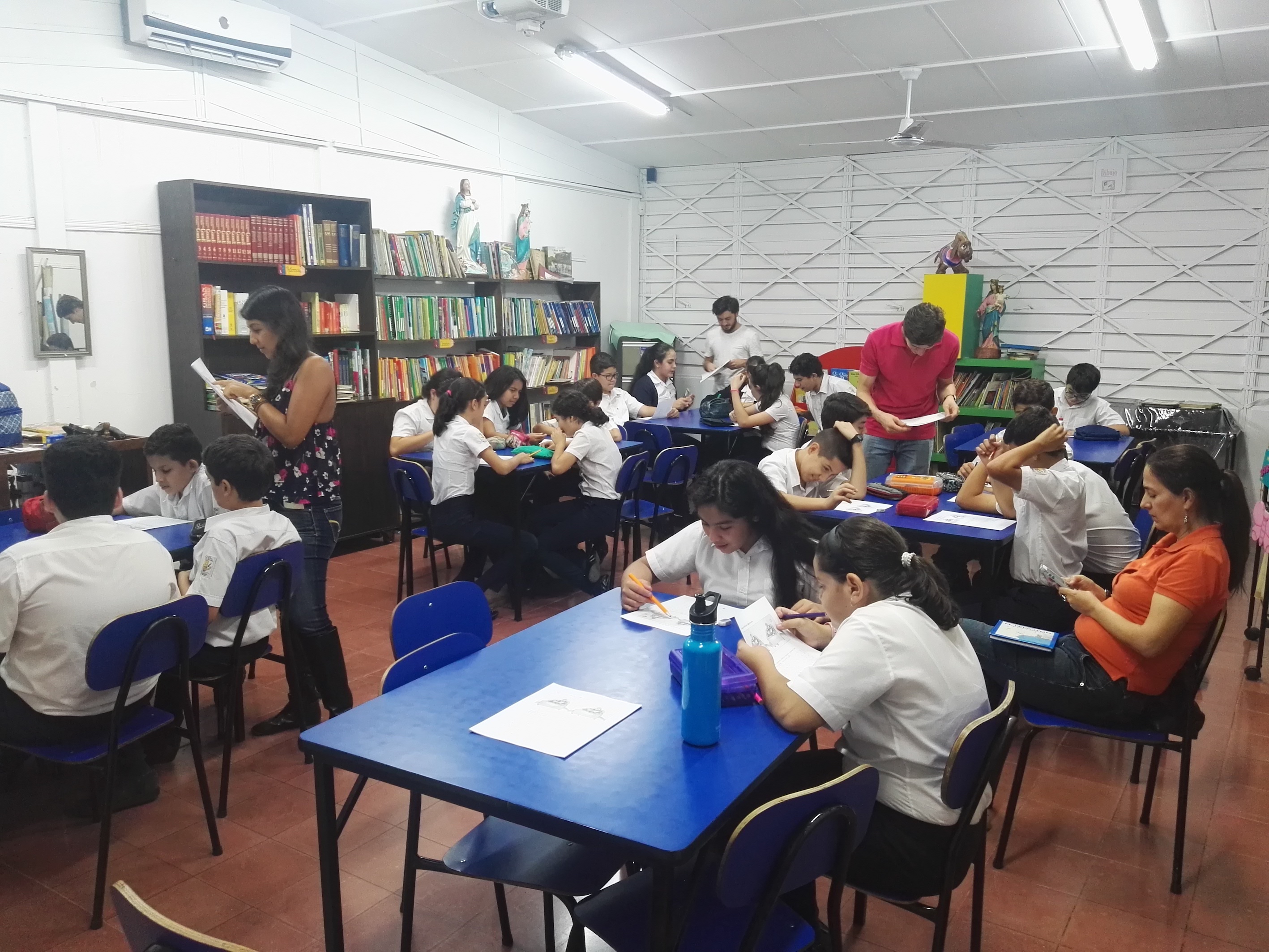img-noticia-Grupos de estudiantes trabajando en diferentes mesas de la clase. 