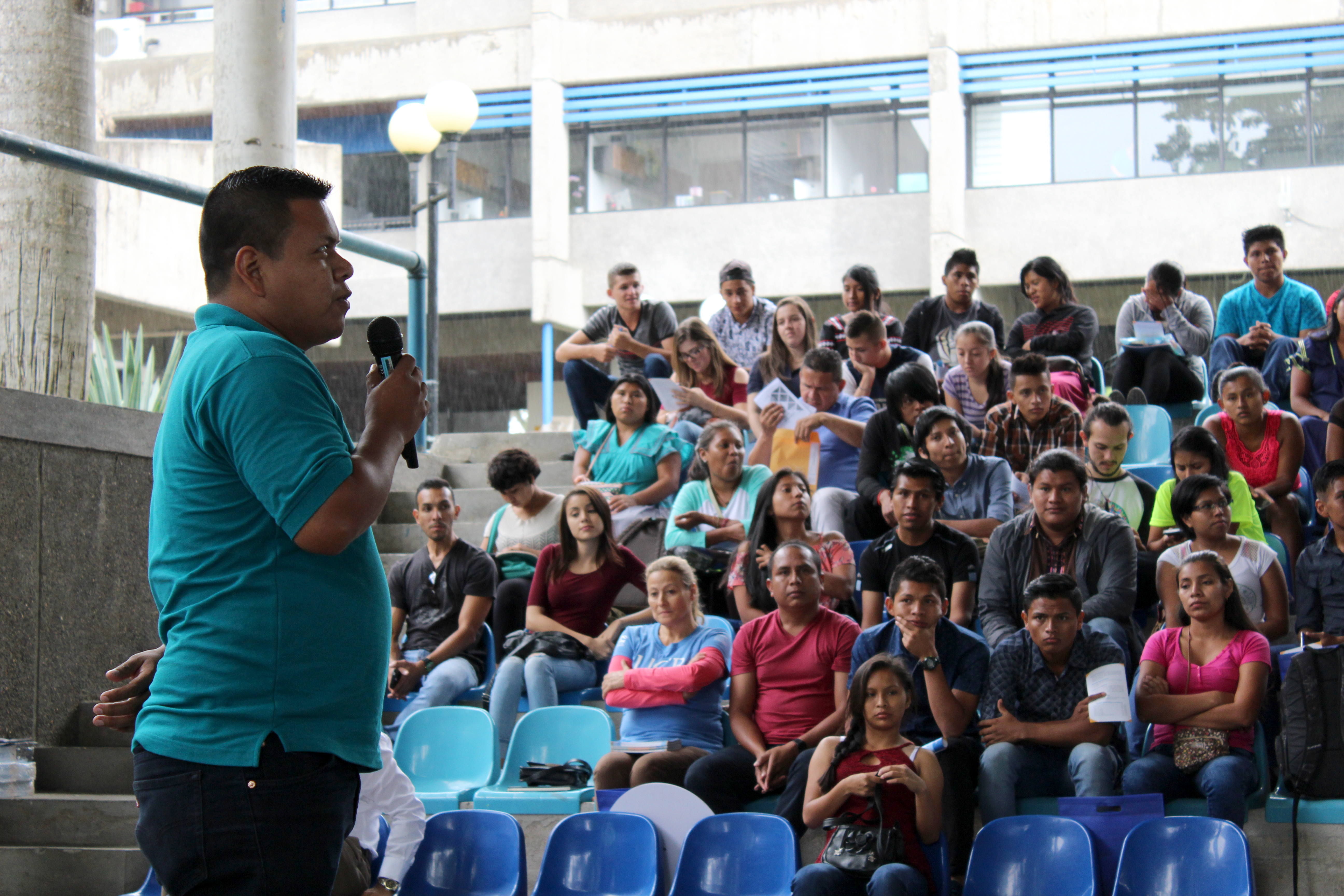 Jóvenes indígenas de 14 centros de enseñanza visitaron la Feria Vocacional en el campus Rodrigo Facio. Fotografìa Adriana Araya