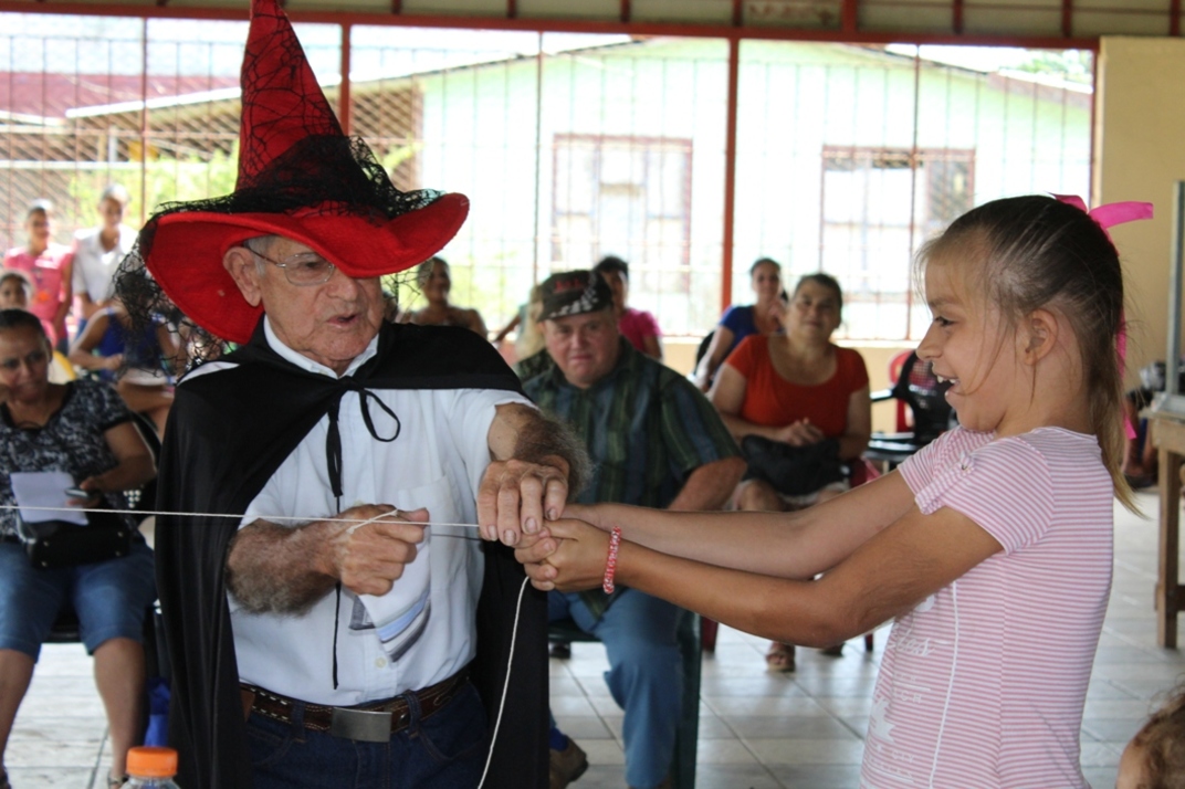 img-noticia-El talento de los habitantes de Santa Rita se hizo presente en el acto de magia que ofreció uno de los adultos mayores en forma voluntaria y espontánea para el disfrute de niños y adultos (foto cortesía Laura Santamaría). 