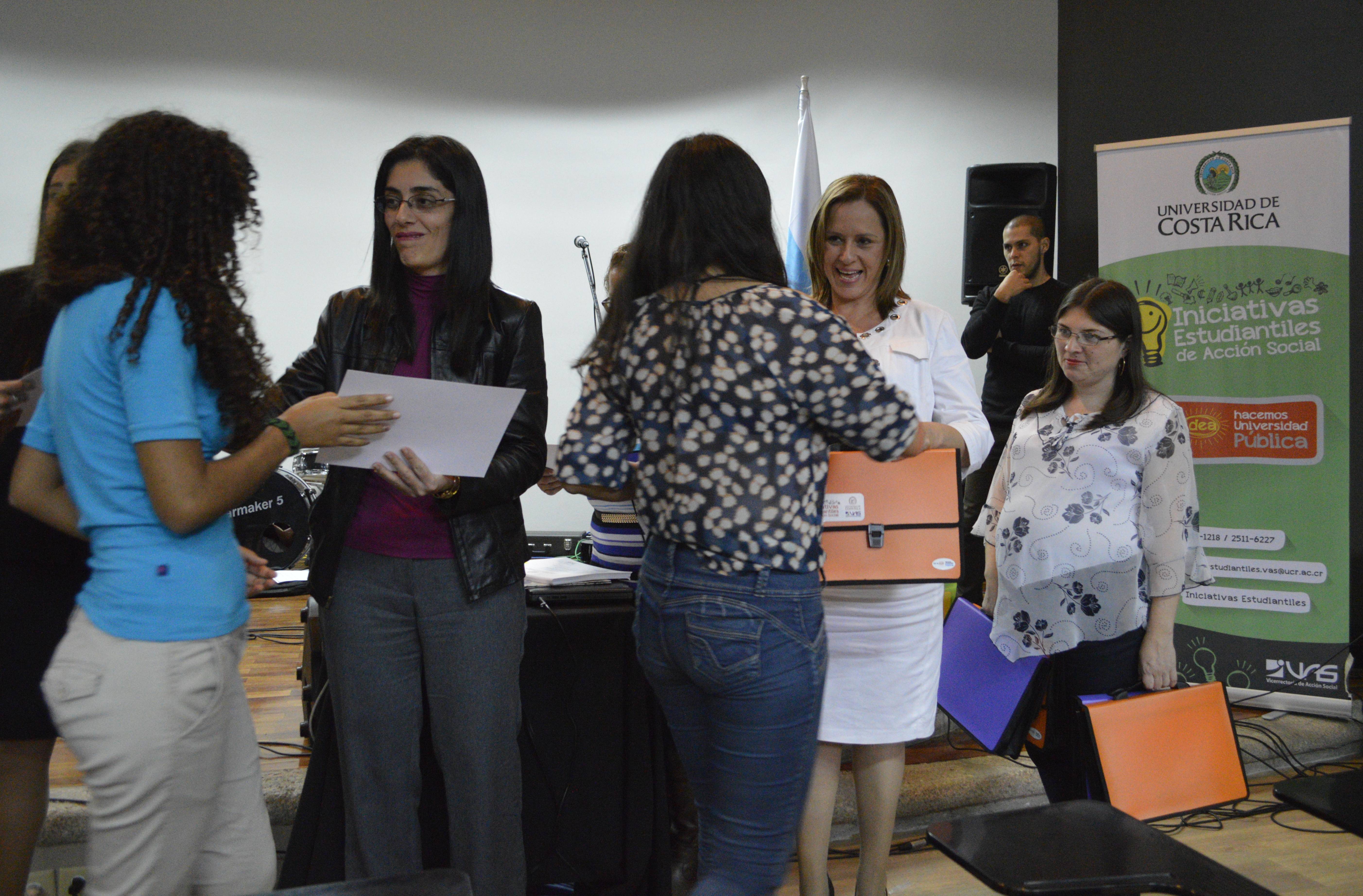 Los estudiantes de los proyectos seleccionados recibieron un certificado y un kit comunitario. Foto: Ivette Céspedes