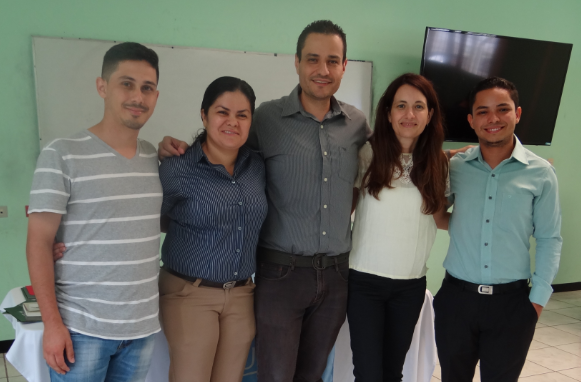 Coordinadores de la actividad académica y Prof. María Fernanda Barraquero, docente responsable de impartir el   seminario – taller.  De izquierda a derecha: Mainor Alberto Cruz Alvarado, Karol Hidalgo Arias, Juan Carlos Sandí   Delgado, María Fernanda Barranquero, Steven Cruz Sancho. Fotografía facilitada por el equipo coordinador.