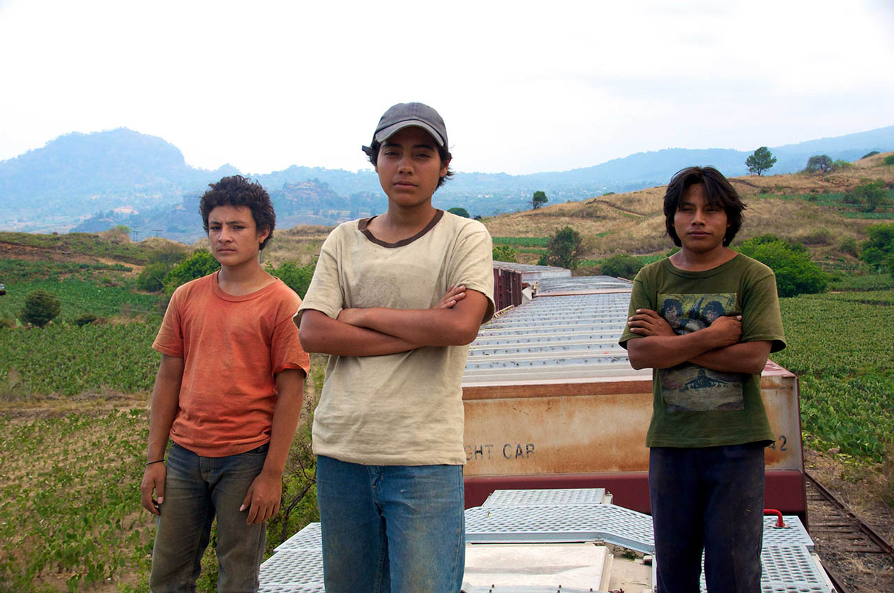 Protagonistas de la película La Jaula de Oro, de derecha a izquierda: Juan (Brandón López), Sara (Karen Noemí Martínez Pineda), y Samuel (Carlos Chajon). Foto tomada de internet,  imágenes de google.