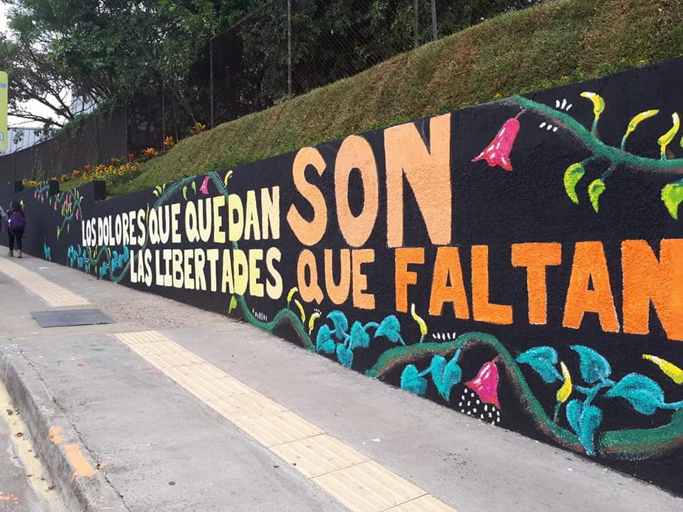 Degradado de colores en la frase “Los dolores que quedan son las libertades que nos faltan. Foto: Maureen Rodríguez