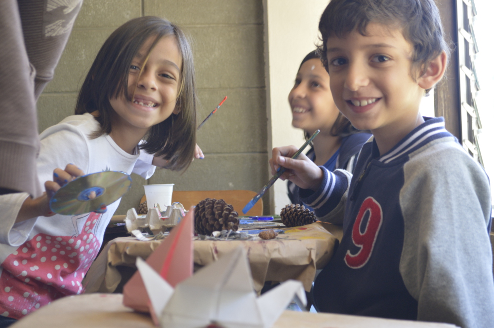 Foto tomada por Jose David Camacho Quiros. Niños y niñas participando activamente en la creación de artesanias