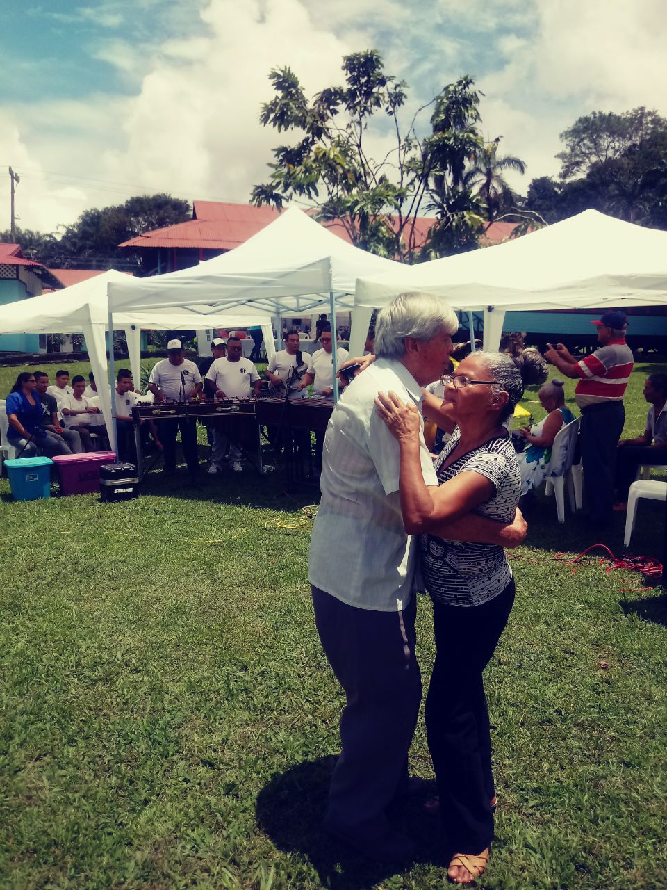 Susana Granados y Johnny Rodríguez, vecinos de San Vito, viajaron hasta Golfito para disfrutar del espectáculo de marimbas. Foto: Daniela Muñoz