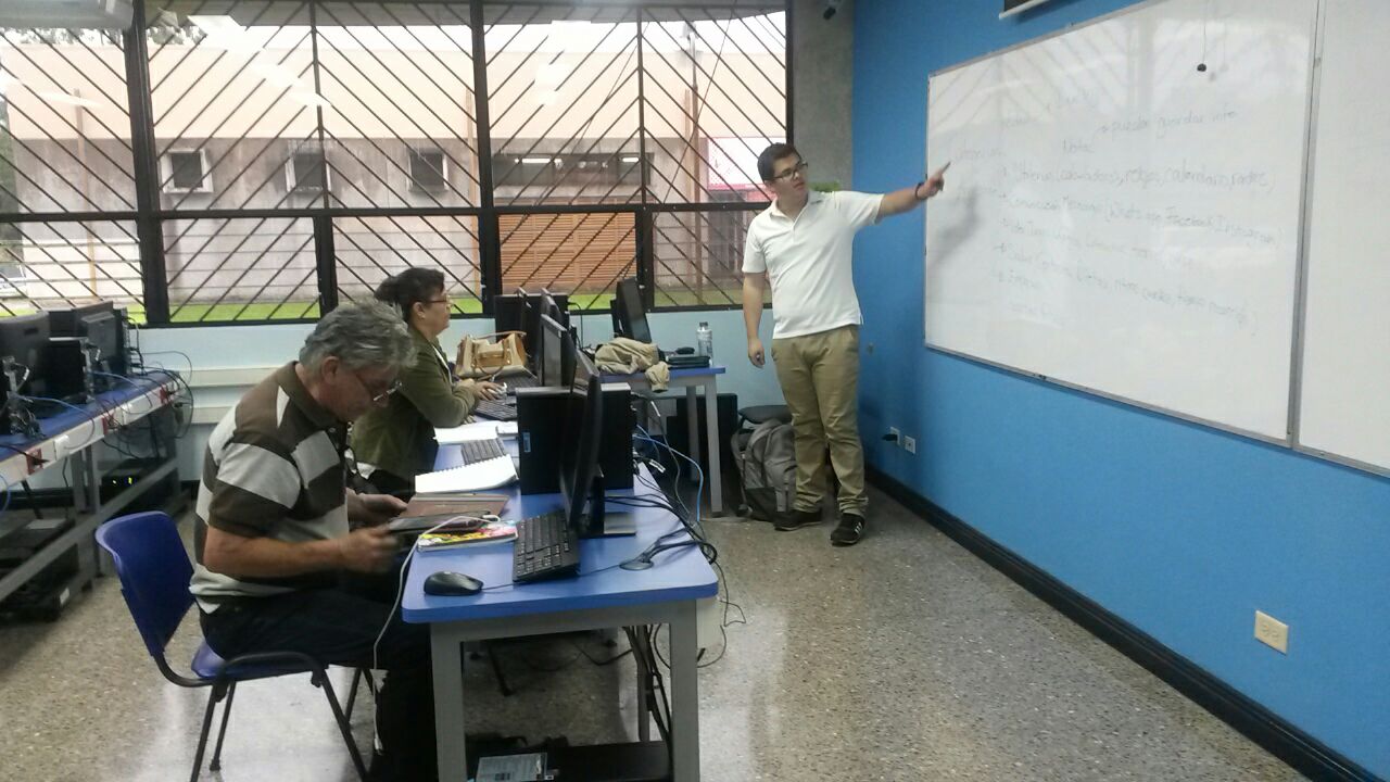 En el Recinto de Paraíso, adultos mayores reciben cursos para aprovechar al máximo sus dispositivos móviles. Foto: Daniela Muñoz