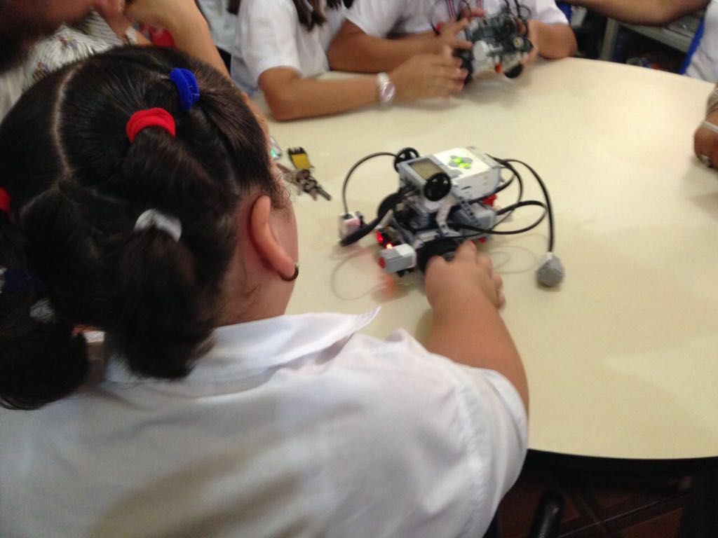El proceso de aprendizaje con robots hace que los niños y niñas disfruten tanto el proceso como si fuera un juego. Foto: cortesía del proyecto.