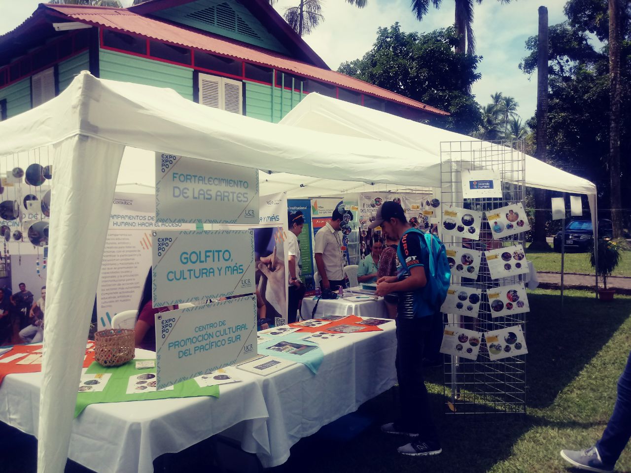 En los jardines del Recinto de Golfito, los proyectos y carreras ofrecen información a los visitantes. Foto: Daniela Muñoz