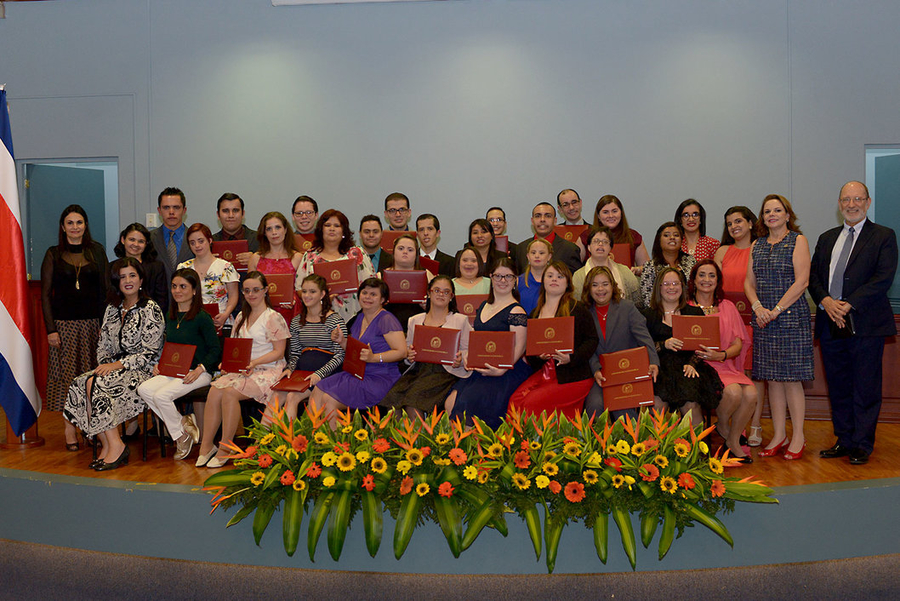 En la foto aparecen la primera generación de jóvenes graduados del programa de capacitación laboral del PROIN, que inició en 2015. foto Anel Kenjekeeva-ODI UCR.