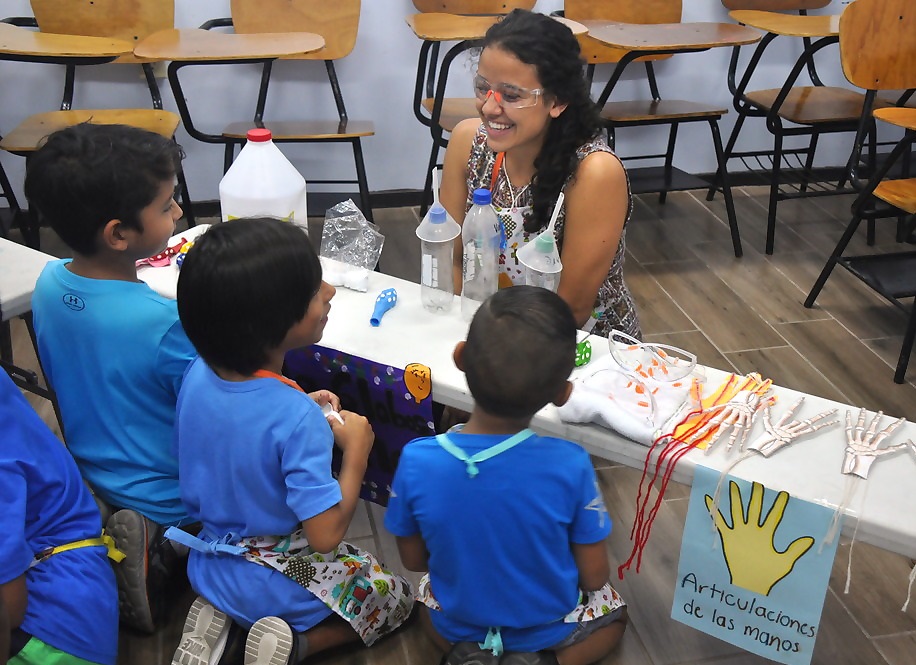  Estudiantes universitarias realizaron junto a niños locales experimentos fáciles y replicables para explicar reacciones químicas. Foto: Daniela Muñoz