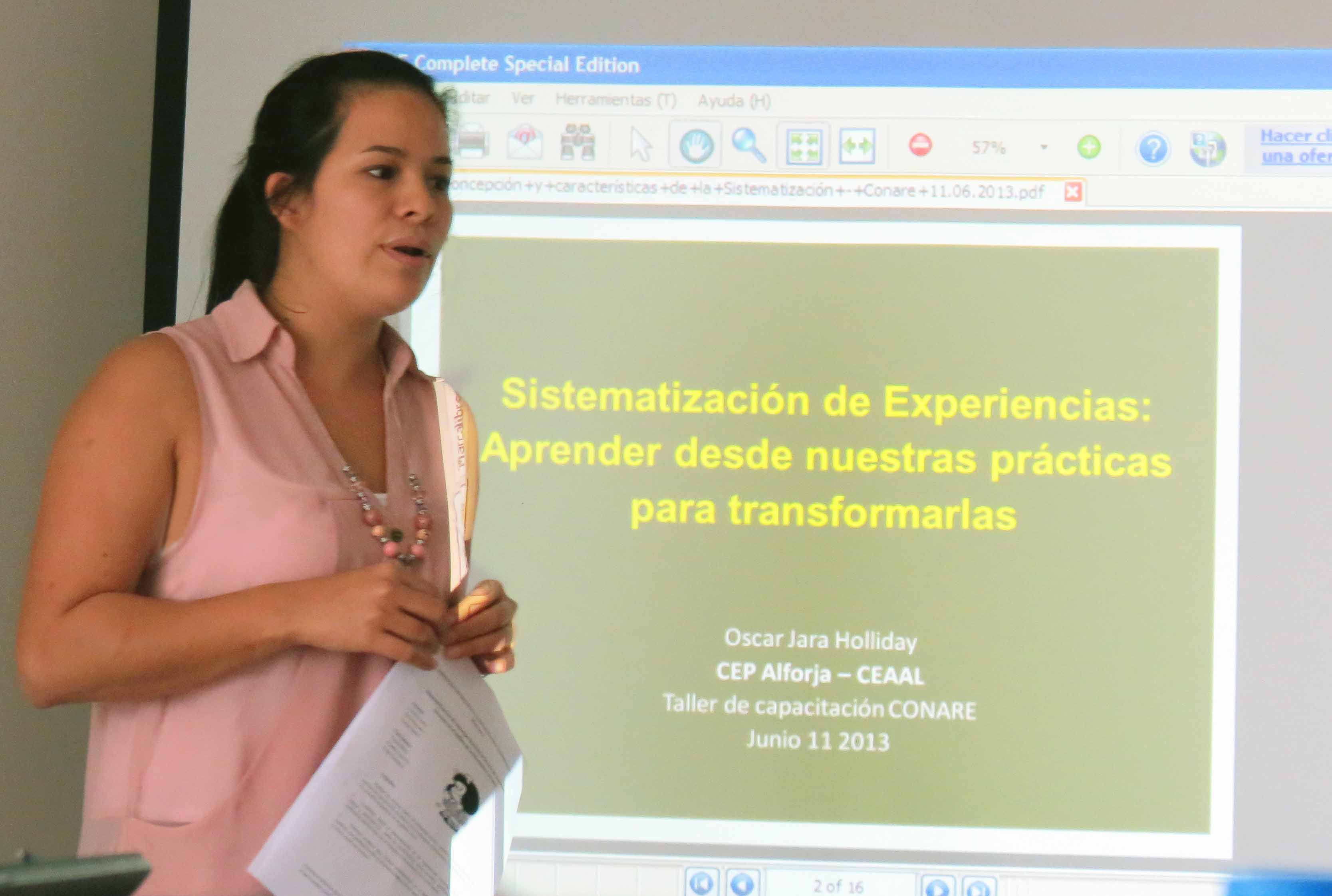 img-noticia-La Licda. Silvia González Jiménez recibió la capacitación durante el año anterior y ahora transmite el conocimiento a otros asesores.