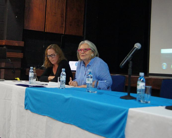 img-noticia-Sonia Bonatti (blusa celeste), participante del Teatro para Adultos Mayores, este proyecto “es una terapia constructiva, nos revaloriza ante la sociedad y ante nuestra propia familia”. Foto cortesía FBA